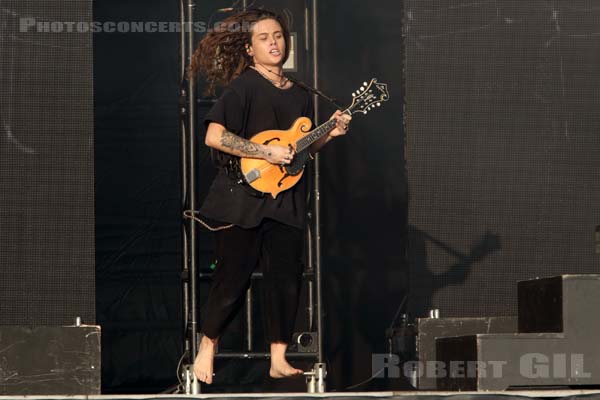 TASH SULTANA - 2019-07-20 - PARIS - Hippodrome de Longchamp - Alternative Stage - 